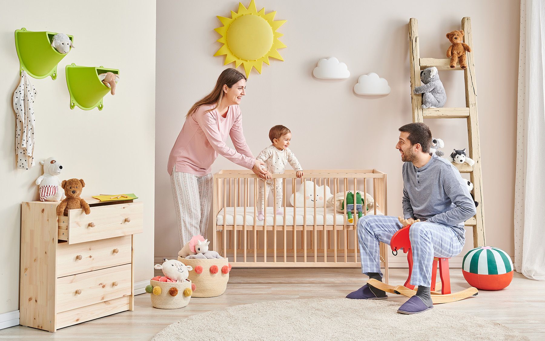 Rodičia s batoľaťom prežívajú šťastné chvíle v detskej izbe.