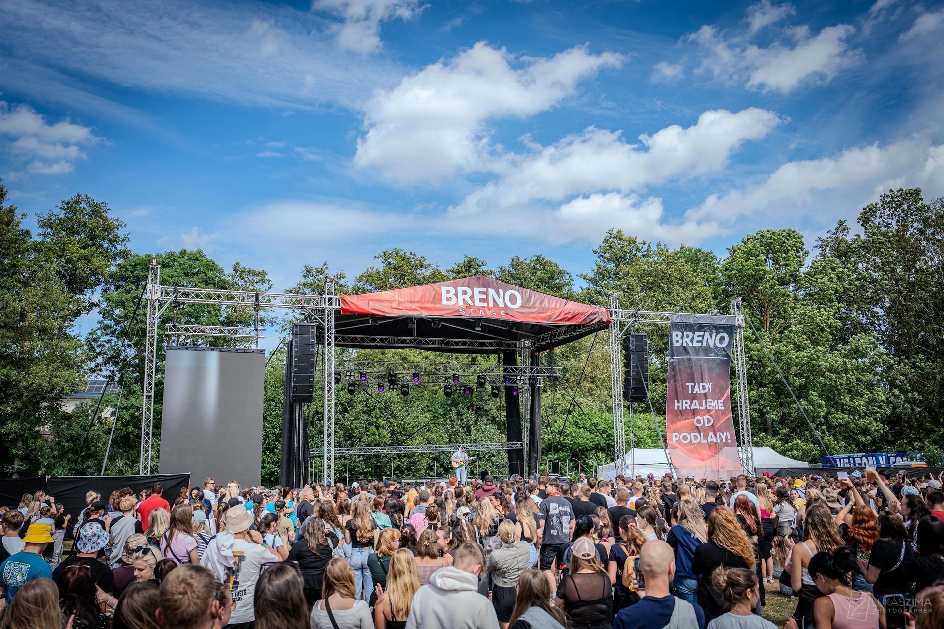 Dav fanoušků před BRENO stage na festivalu Den fotbalu Polička.