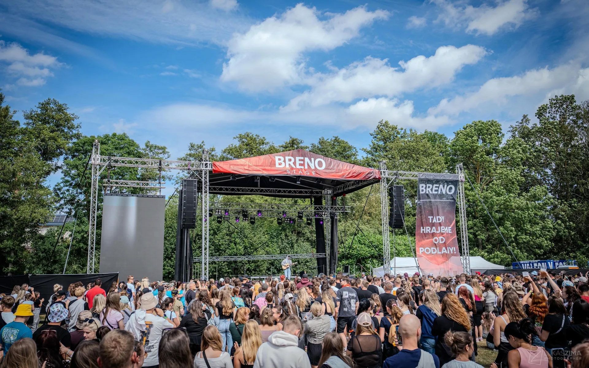 Dav fanoušků před BRENO stage na festivalu Den fotbalu Polička.