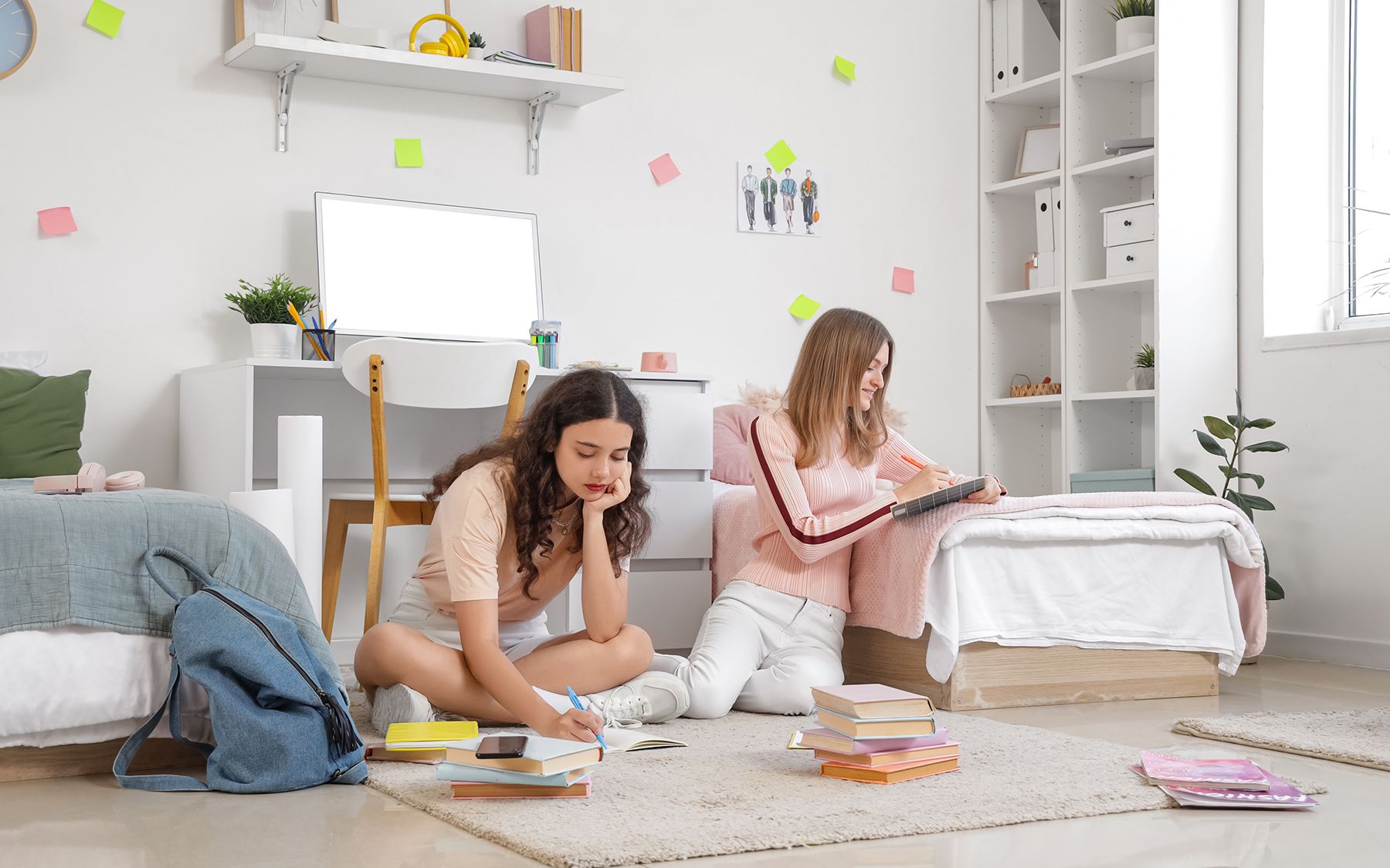 teenageři se učí ve studentském pokoji