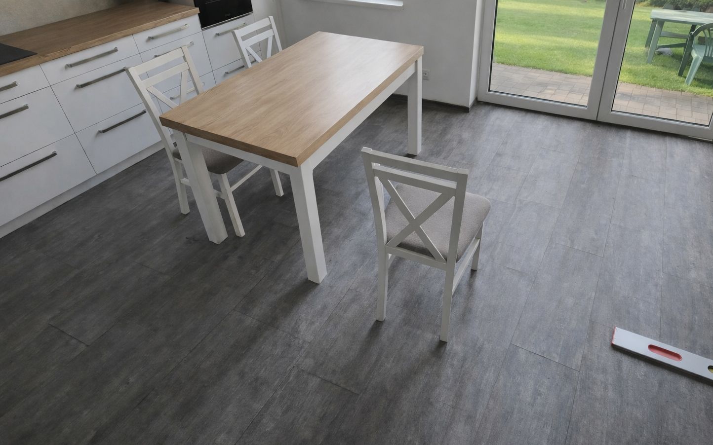 Kuchyňa s vinylovou podlahou poškodenou vlhkosťou.