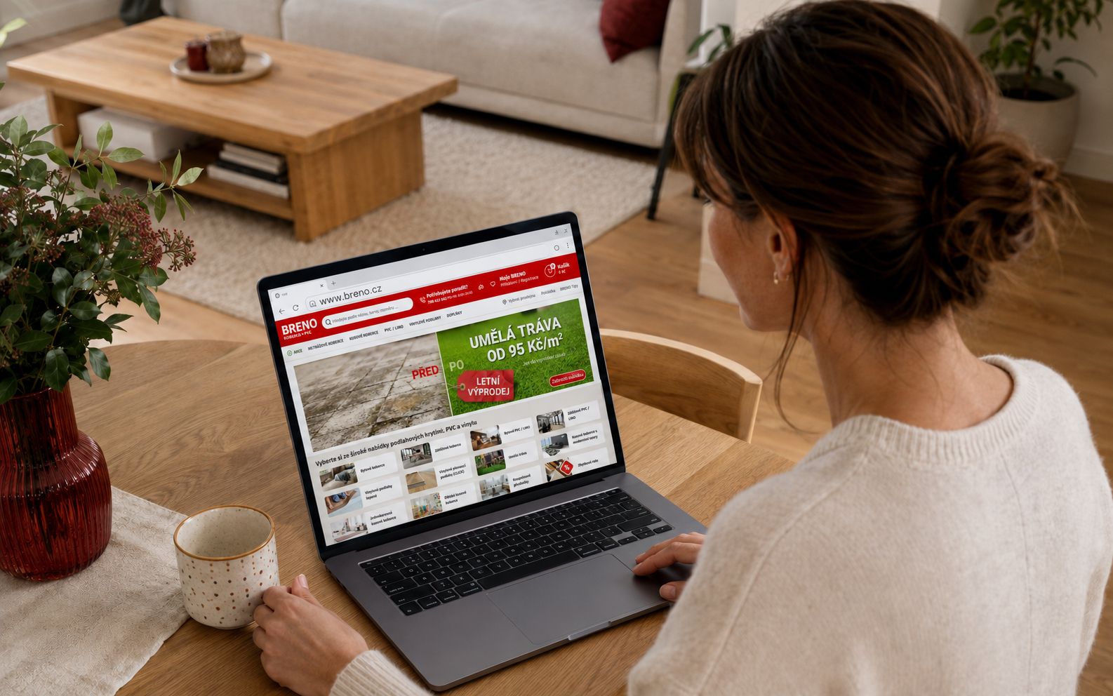 Žena prohlížející si web s podlahovými krytinami.