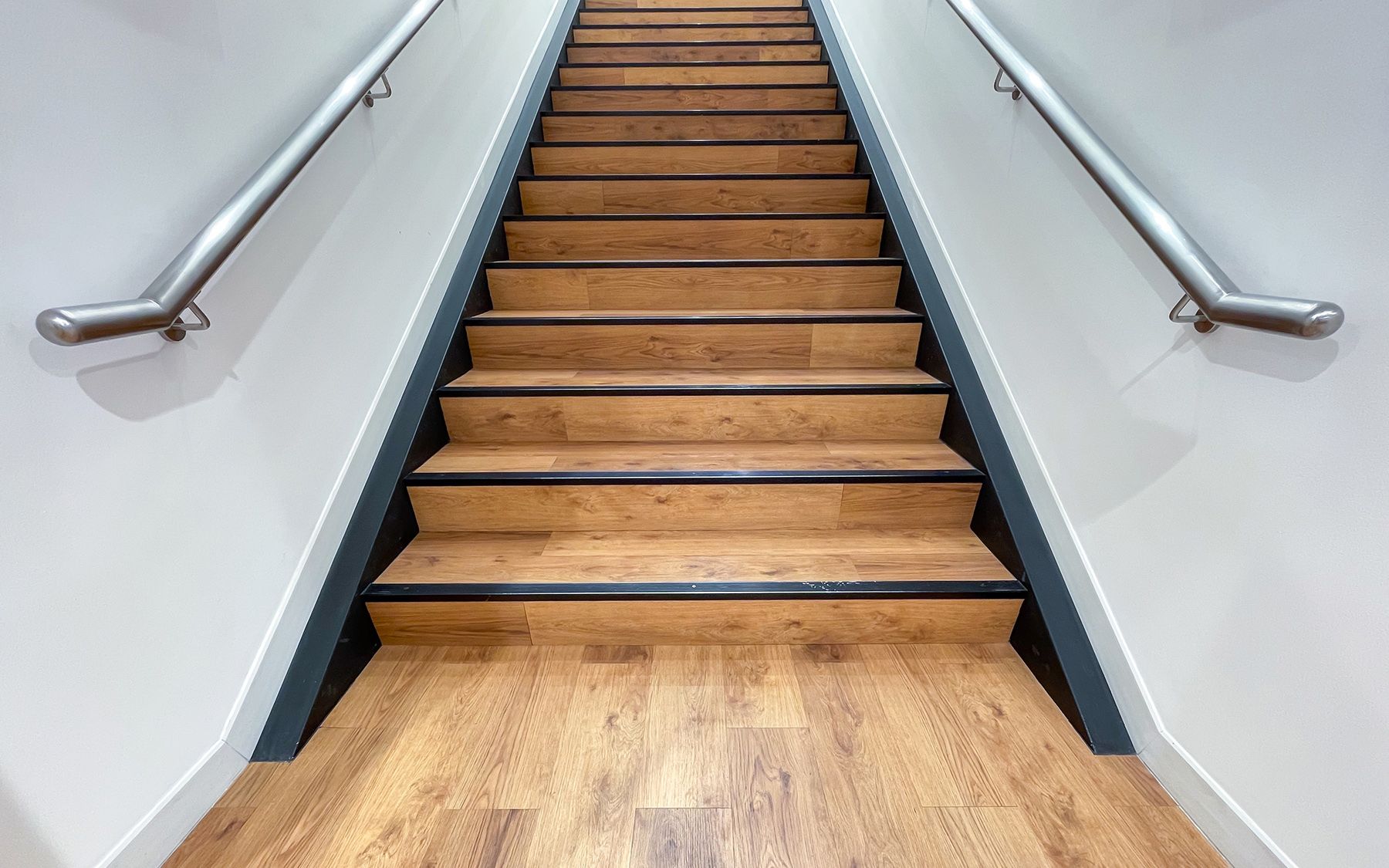 Schodiště obložené lepeným vinylem.