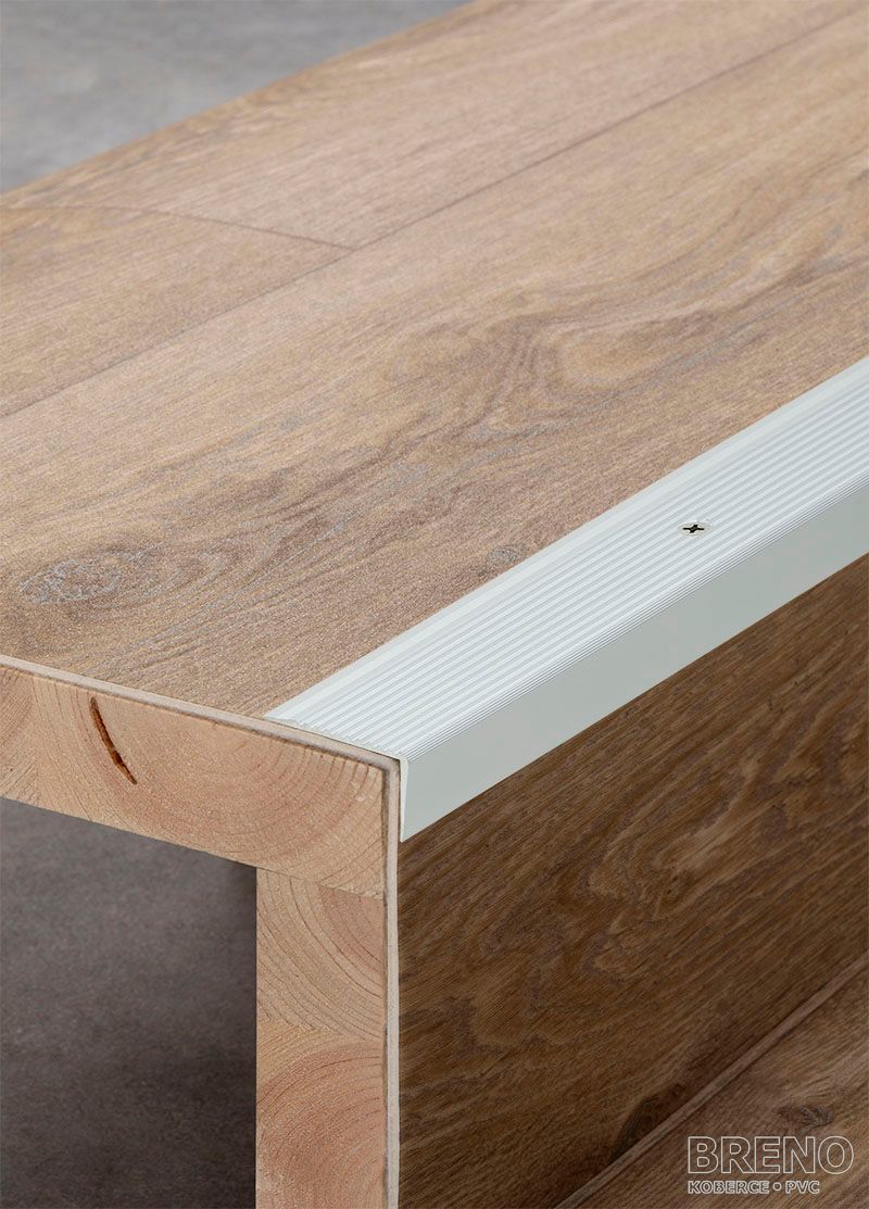 AP10 Schodová hrana vrtaná elox stříbro