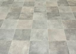 PVC SILVERTEX Zala 710M – štvorcový dekor dlažby šedého betónu