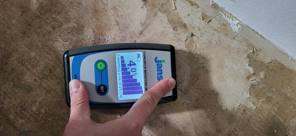 ukázka měření vlhkosti podkladu na pokládku podlahy