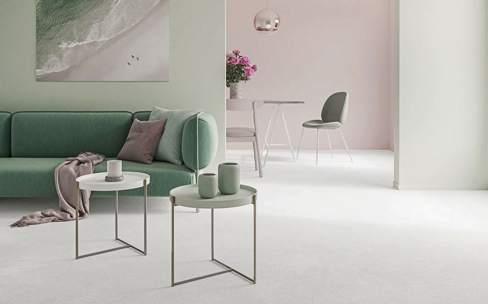 Interiér v pastelových barvách s metrážovým kobercem v barvě roku 2026.