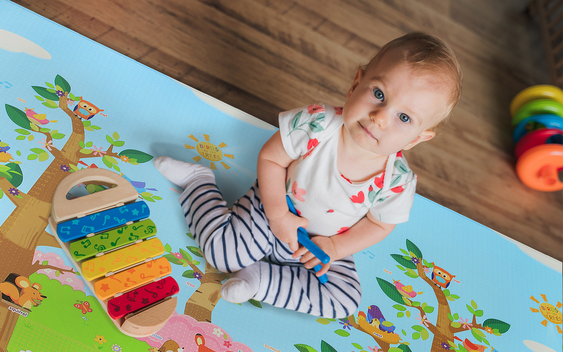 batole si hraje na hrací podložce z eco pěny