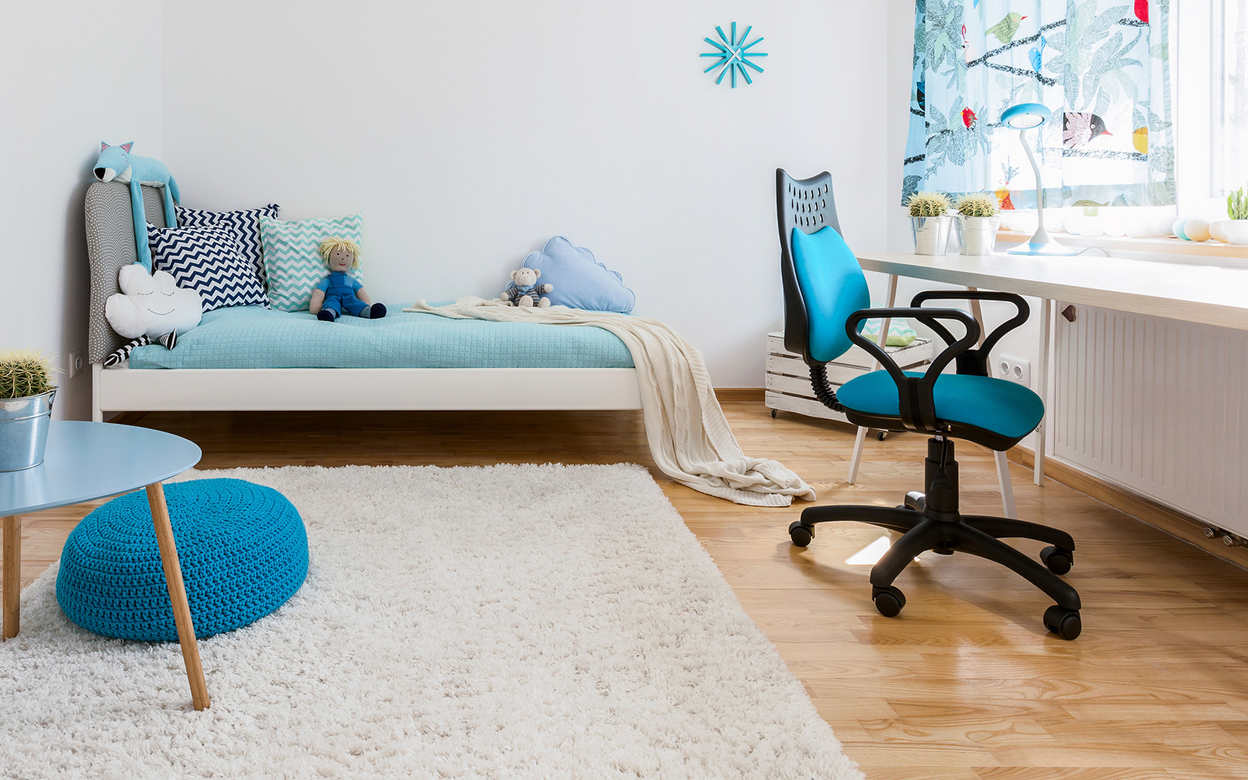 pokoj pro  školní dítě s kolečkovou židlí a měkkým kobercem