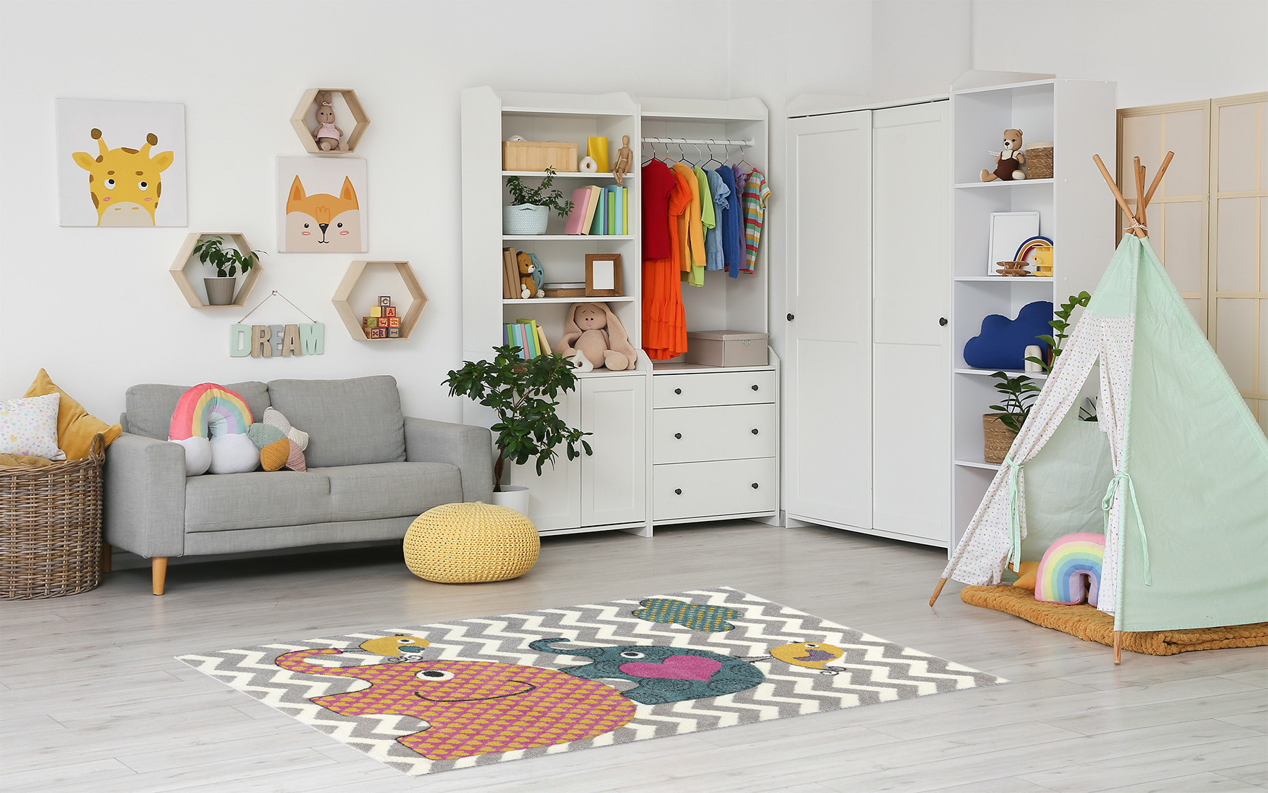 dětský pokojíček s neutrálním nábytkem a kusovým kobercem