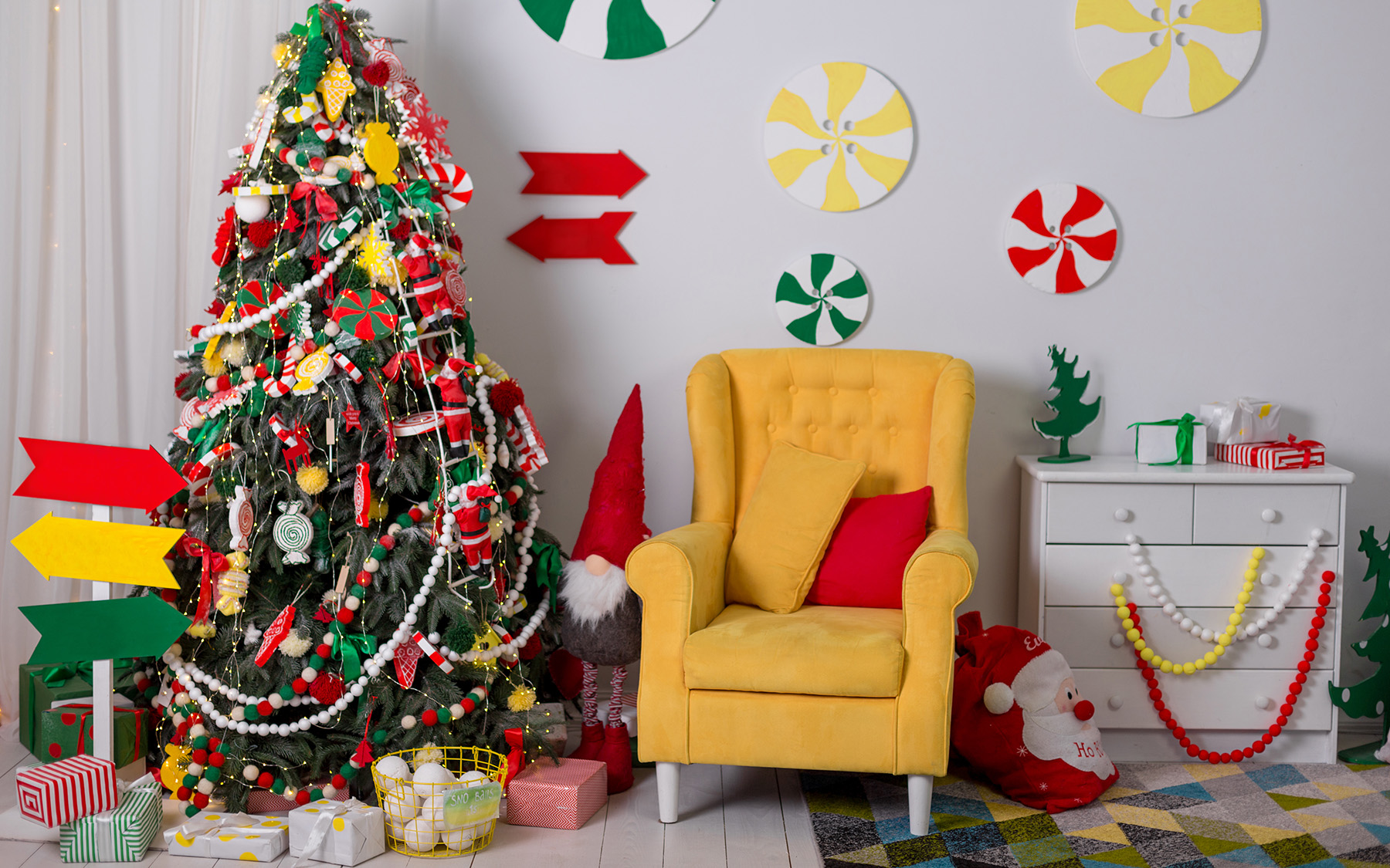 Vánoční dopamine decor ve žluté, červené a zelené barvě s kusovým kobercem.