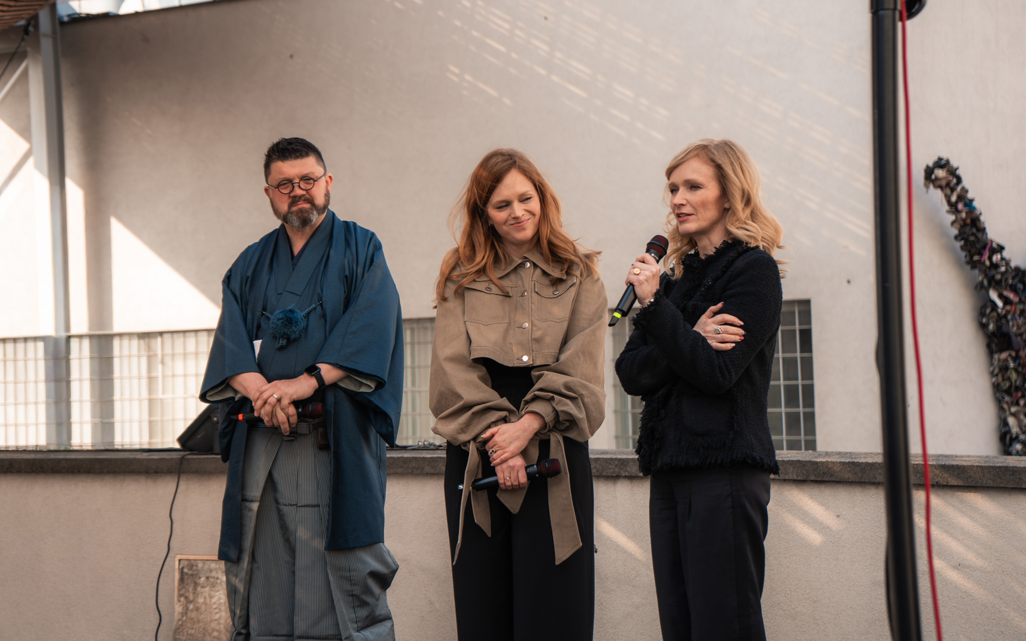 Aňa a Ester Geislerové s japanologem Petrem Holým.