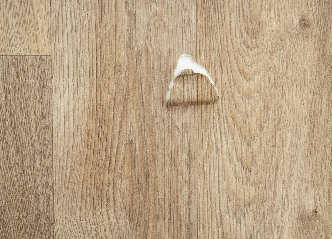 Natrhnuté PVC kvůli posunutí nábytku.