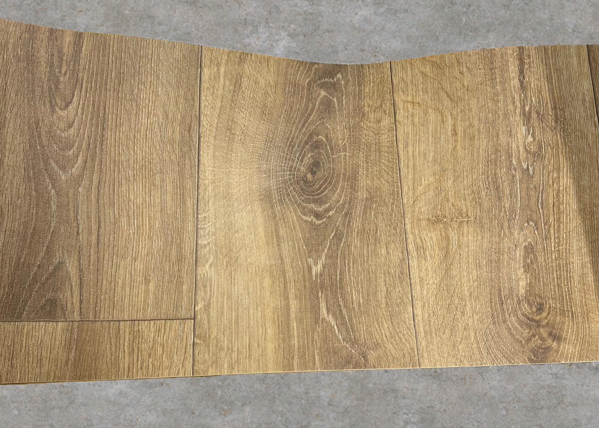 Vzorka PVC podlahy vyfotená iphonem.