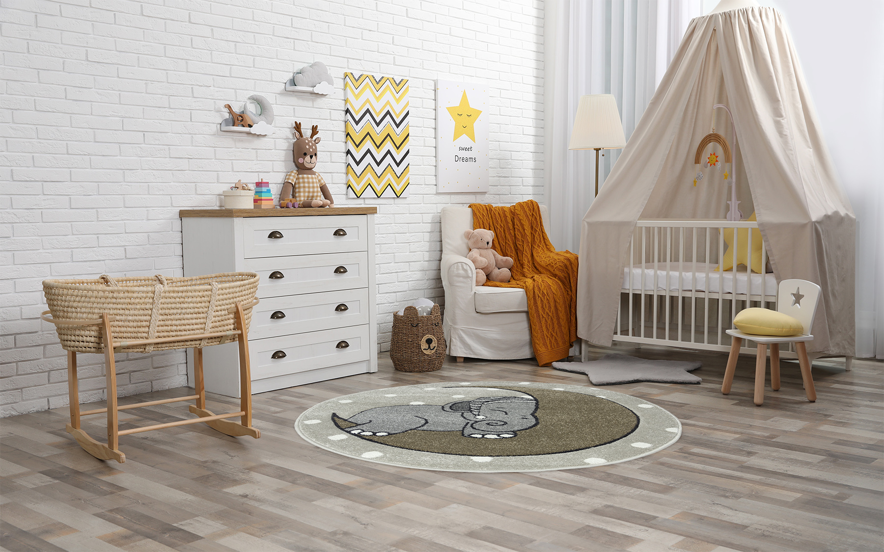 Detská izba pre bábätko s kolískou a postieľkou v neutrálnych farbách so žltými tónmi a kusovým kobercom so slonom.