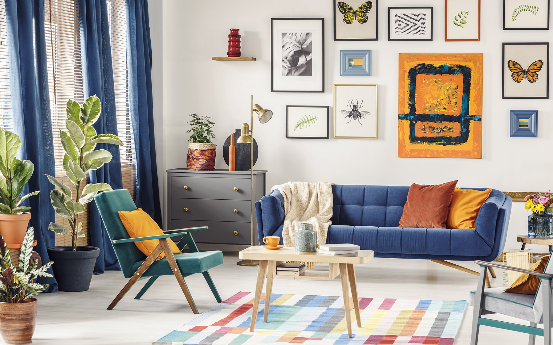 Obývačka v maximalistickom štýle s galerijnou stenou a kobercom.