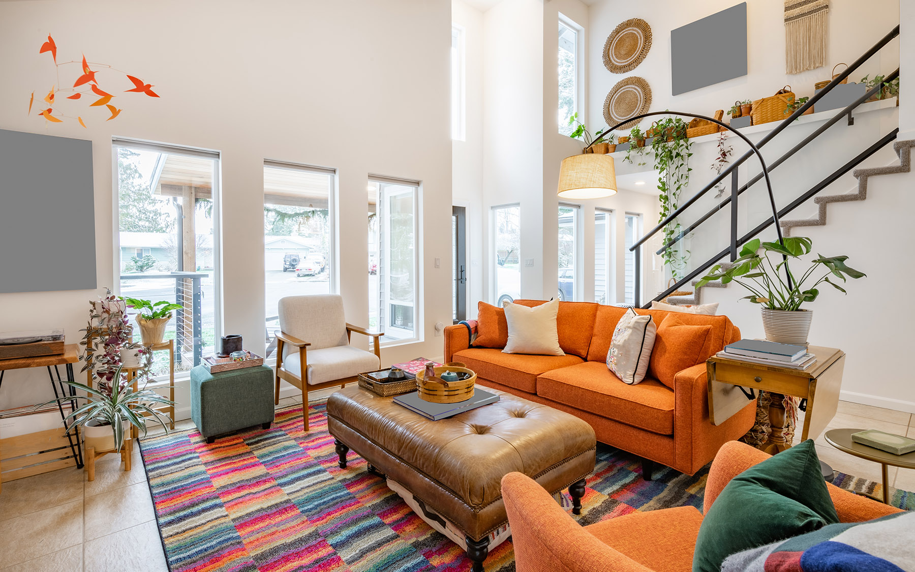 Maximalistická obývačka s oranžovou pohovkou, kobercom a dekoráciami.