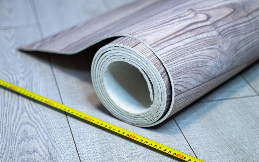 Meranie PVC podlahy pred pokládkou.