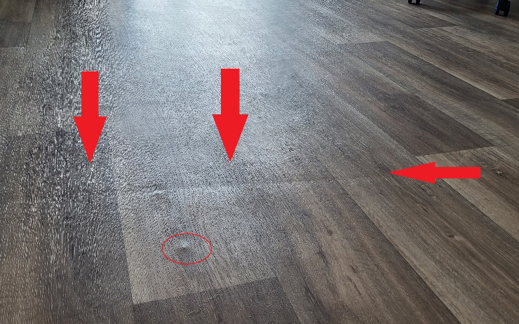 Nerovnosti PVC podlahy spôsobené zlým podkladom.