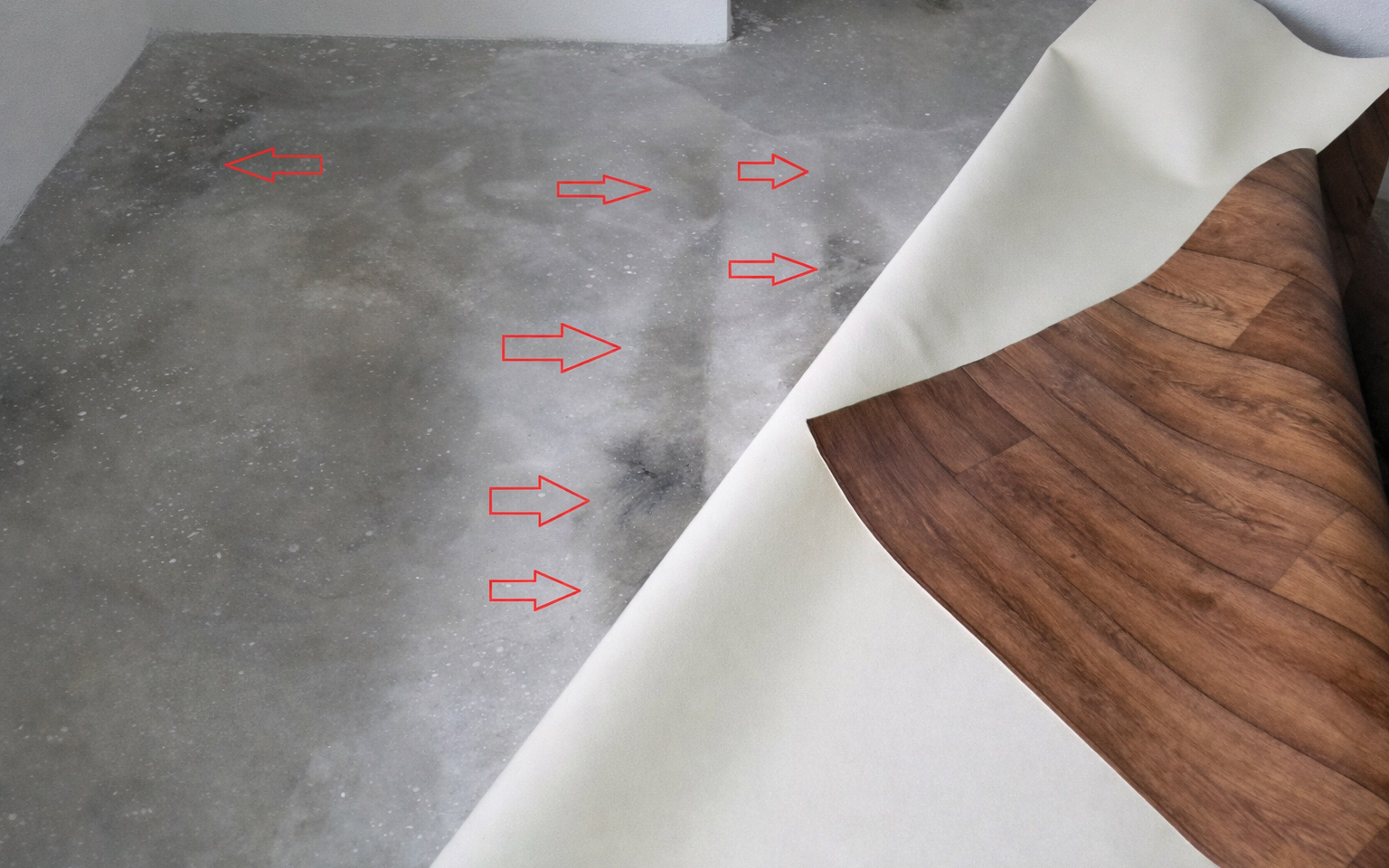 Vlhký podklad pod podlahou PVC.