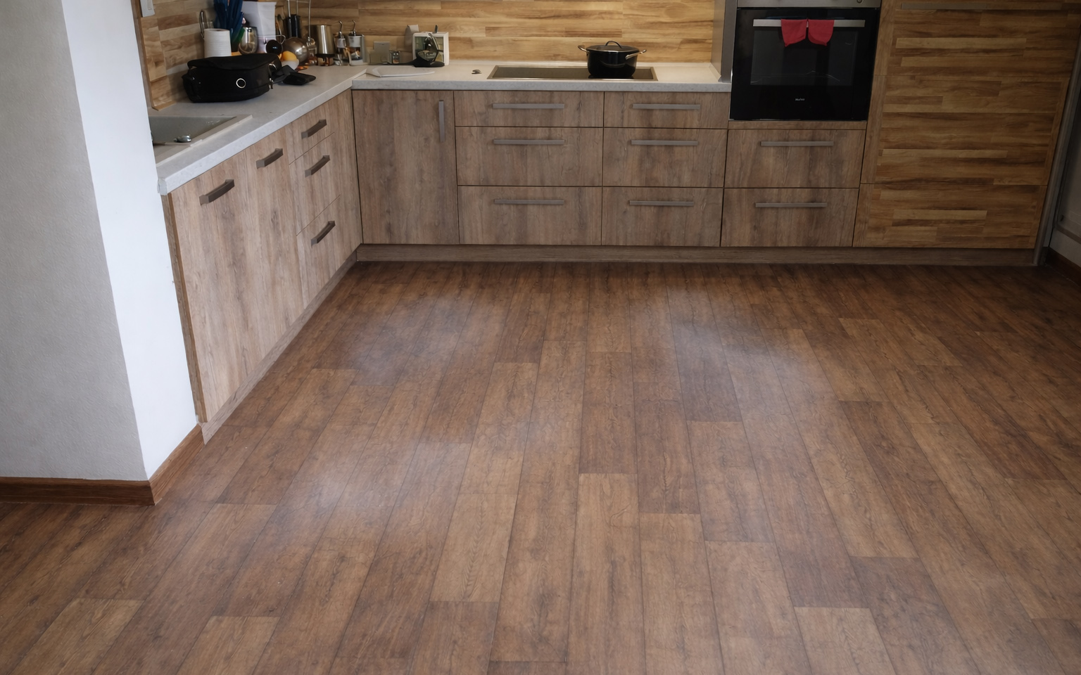 Strata pigmentu PVC podlahy spôsobená vlhkosťou.