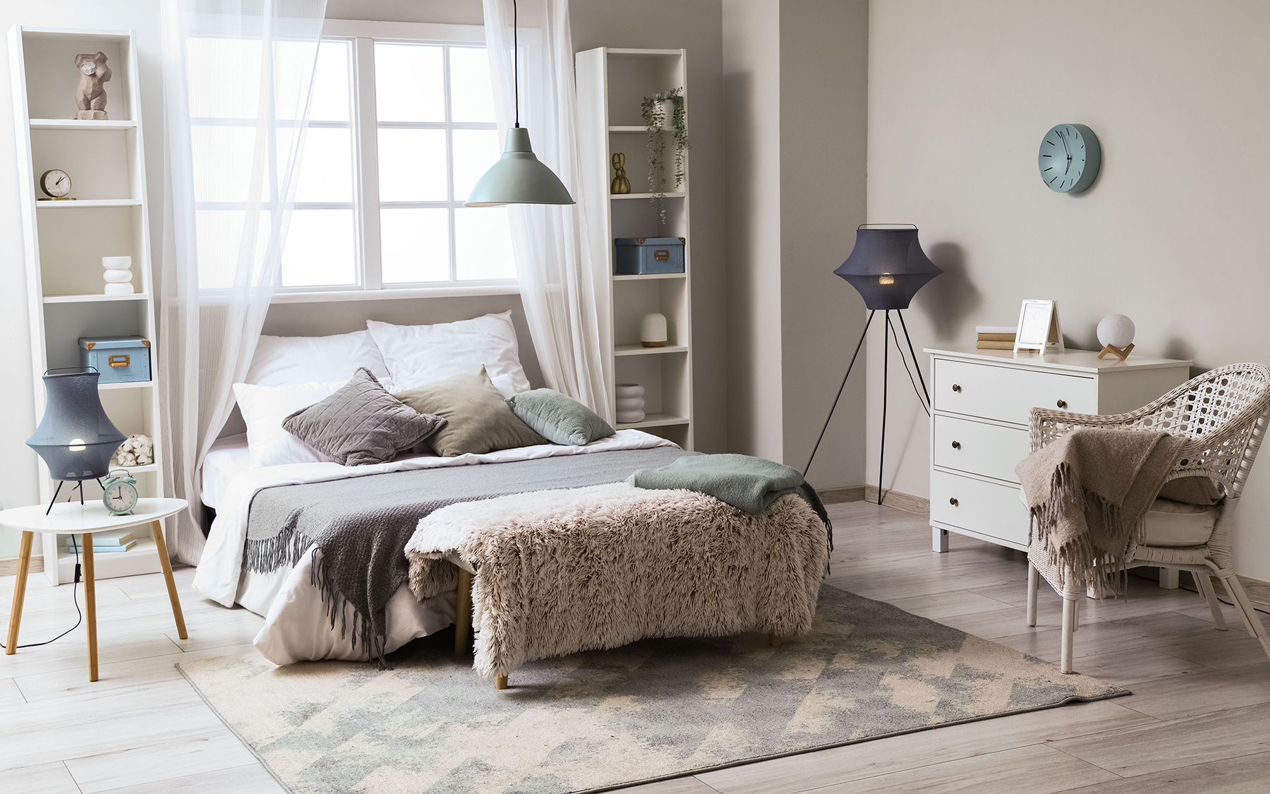Spálňa v pastelových farbách s kusovým kobercom.