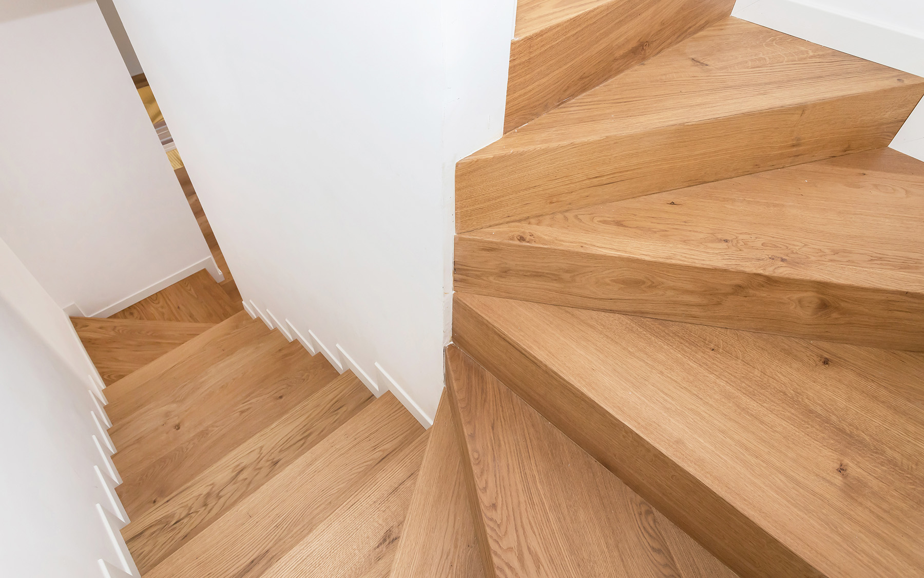 Schodisko obložené lepeným vinylom.