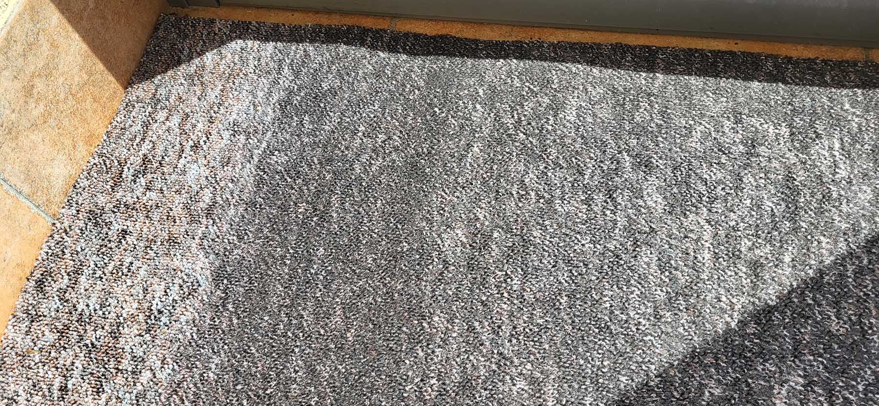 Ukázka nevhodně zvoleného koberce, který se vlivem vysokých teplot a intenzivního slunce nevratně změnil nejen vzhledově, ale i strukturou vlasu.
